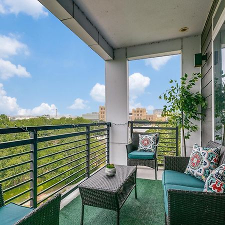 Beautiful Condo On Riverwalk W King Ste Free Parking Pet Friendly Centrally Located On The Riverwalk San Antonio Exteriör bild