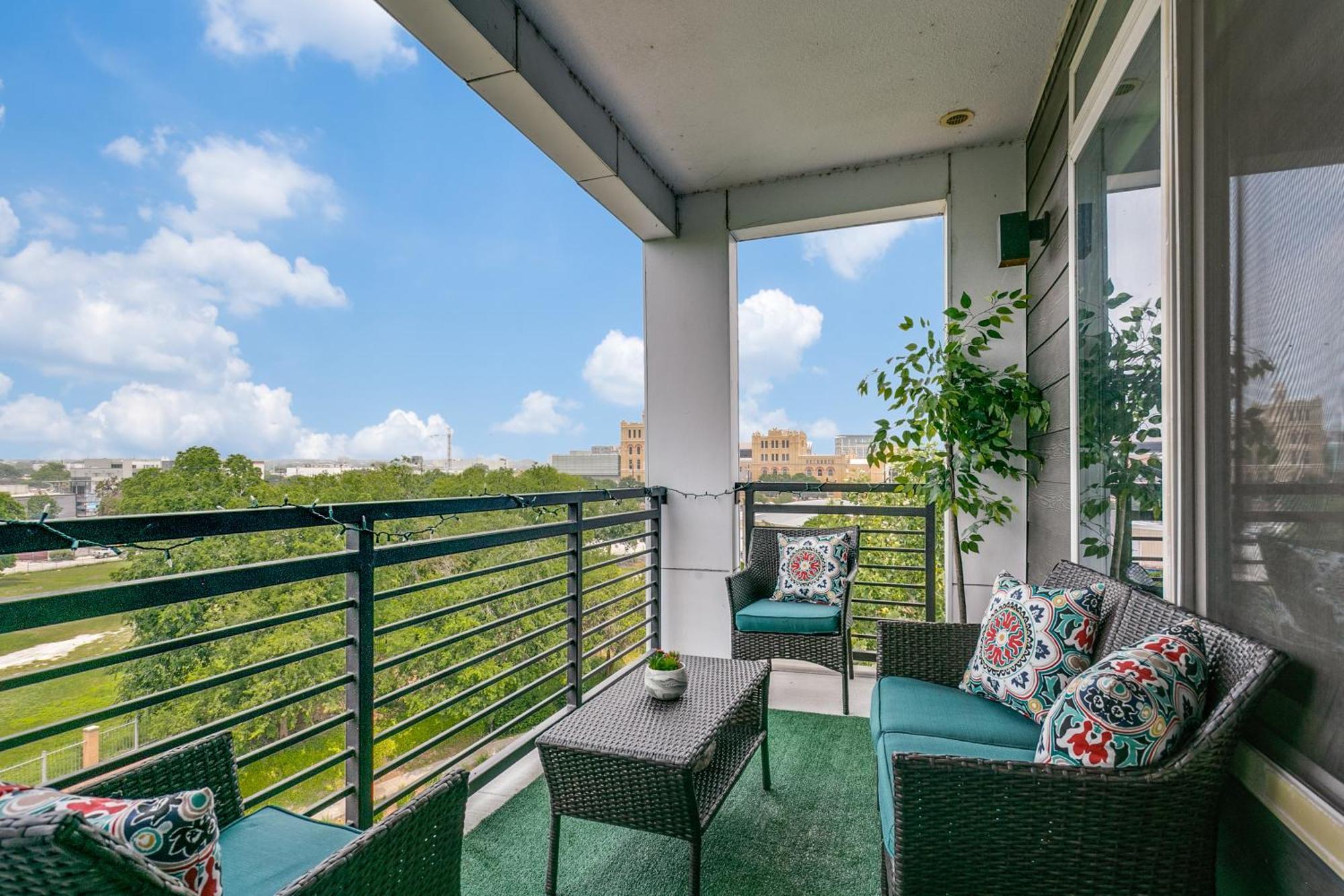 Beautiful Condo On Riverwalk W King Ste Free Parking Pet Friendly Centrally Located On The Riverwalk San Antonio Exteriör bild