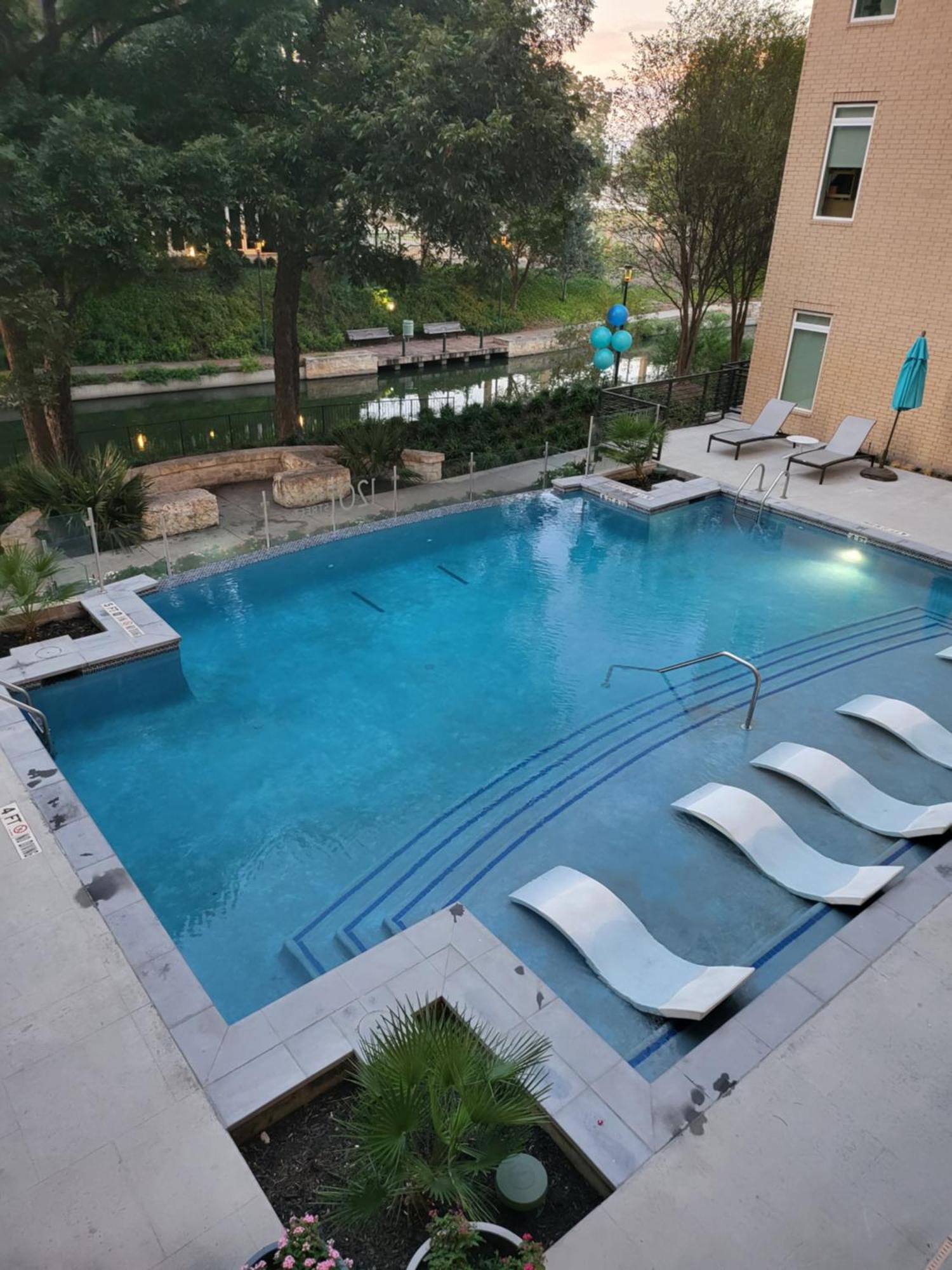 Beautiful Condo On Riverwalk W King Ste Free Parking Pet Friendly Centrally Located On The Riverwalk San Antonio Exteriör bild